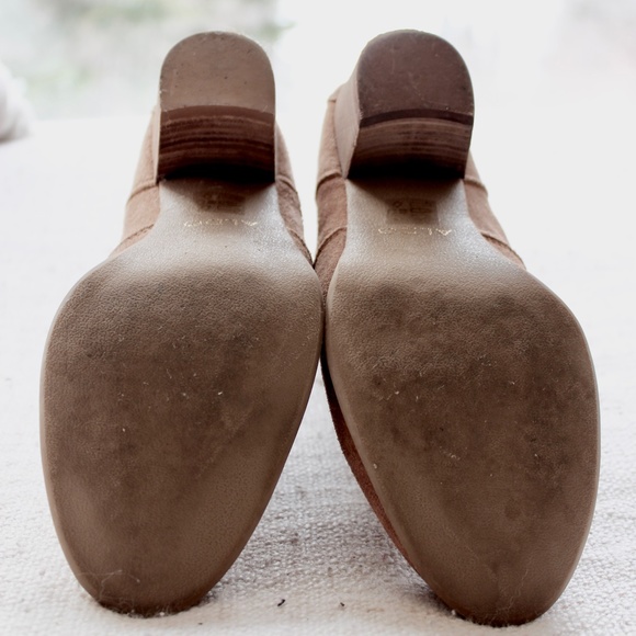 Aldo Vintage Whiskey Suede Booties. - Picture 6 of 6